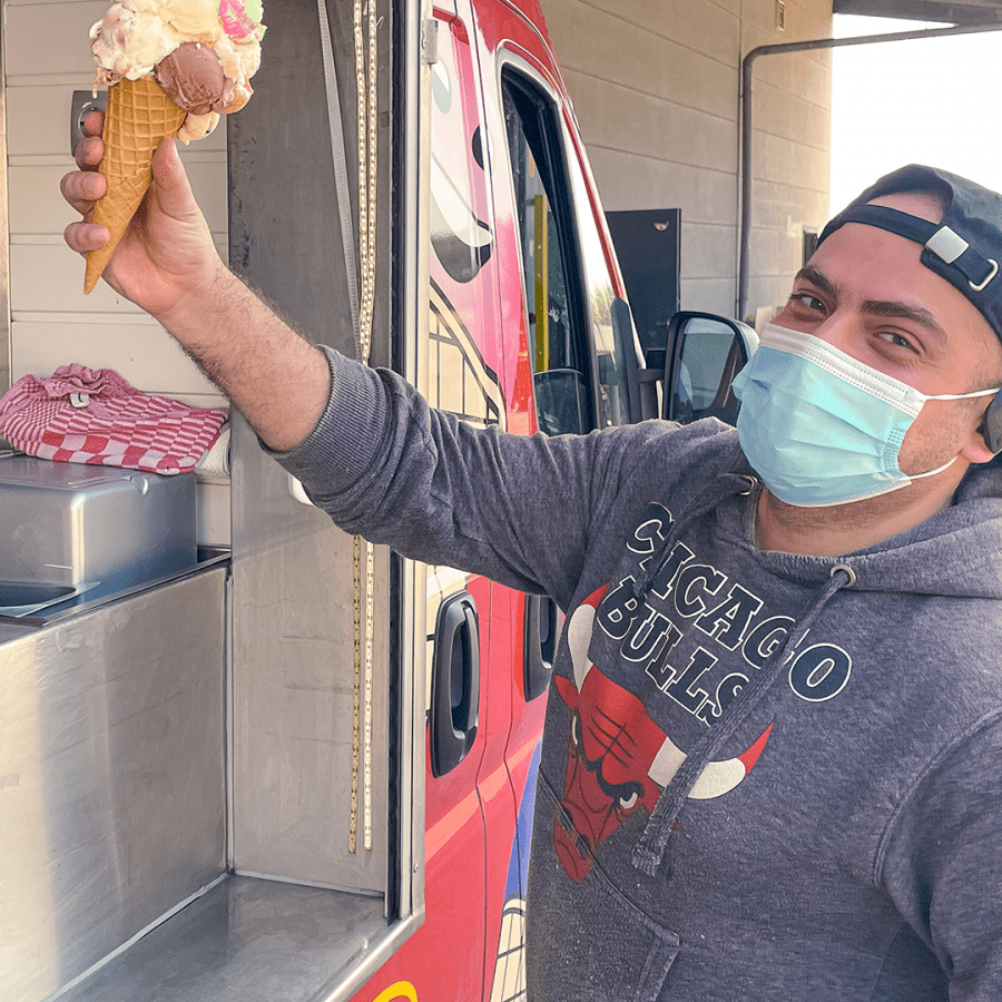 Mitarbeiter von FLECK freut sich über ein großes Eis