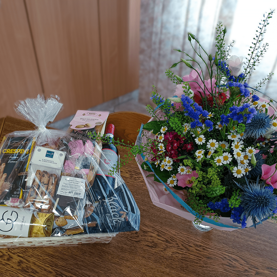 Geschenkkorb und Blumenstrauß als Geschenke von FLECK