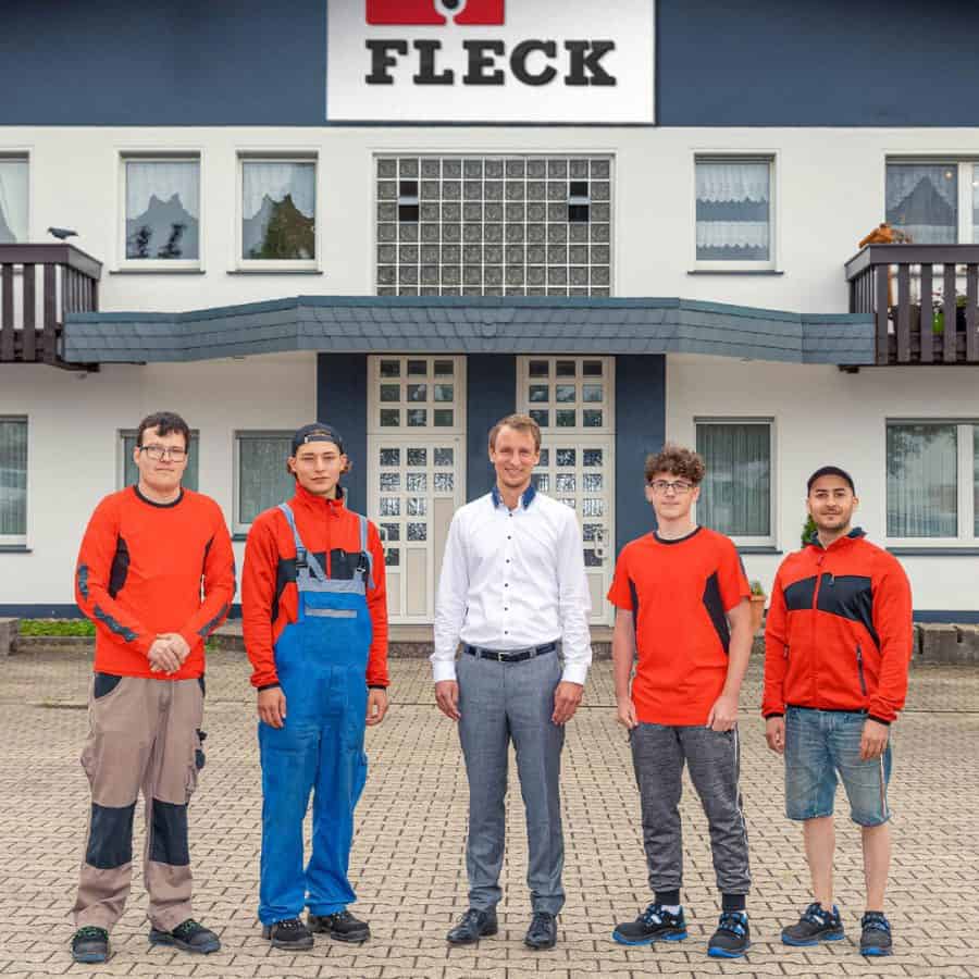 Technischer Leiter Fabian Ewald (Mitte) mit den vier neuen Auszubildenden.